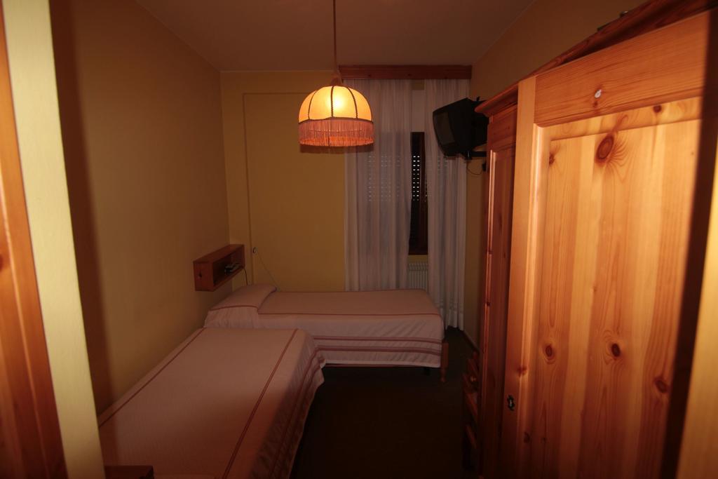 Albergo Trieste Tambre dʼAlpago Kamer foto